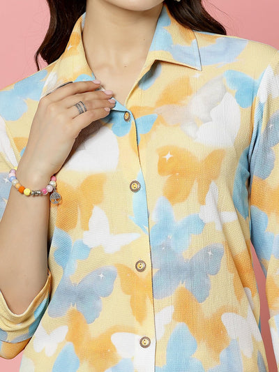 Printed shirt with abstract pattern and three-quarter sleeves, featuring a shirt collar and button closure.