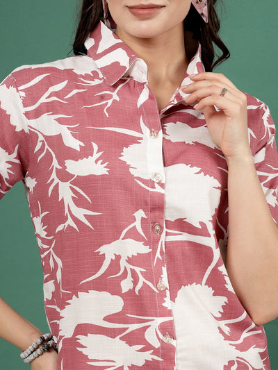 Abstract printed shirt with three-quarter sleeves and collar.