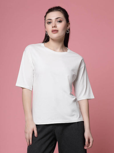 Solid white regular fit T-shirt, round neck, short sleeves.