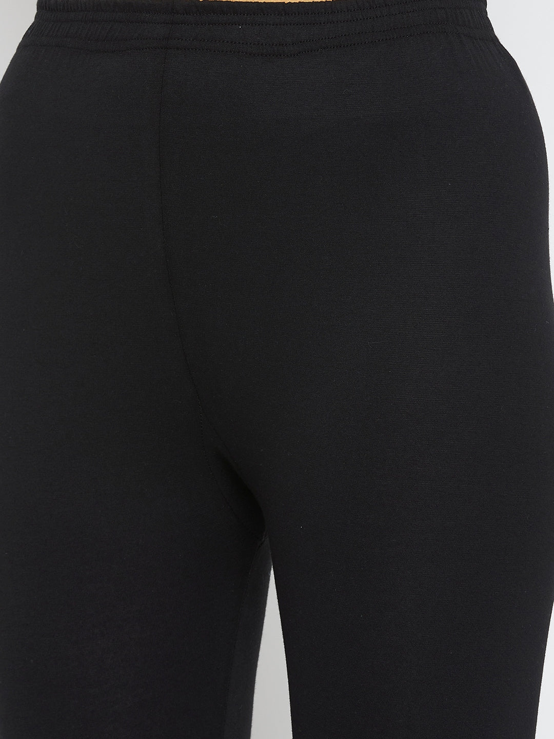 Black solid ankle length leggings in cotton lycra.