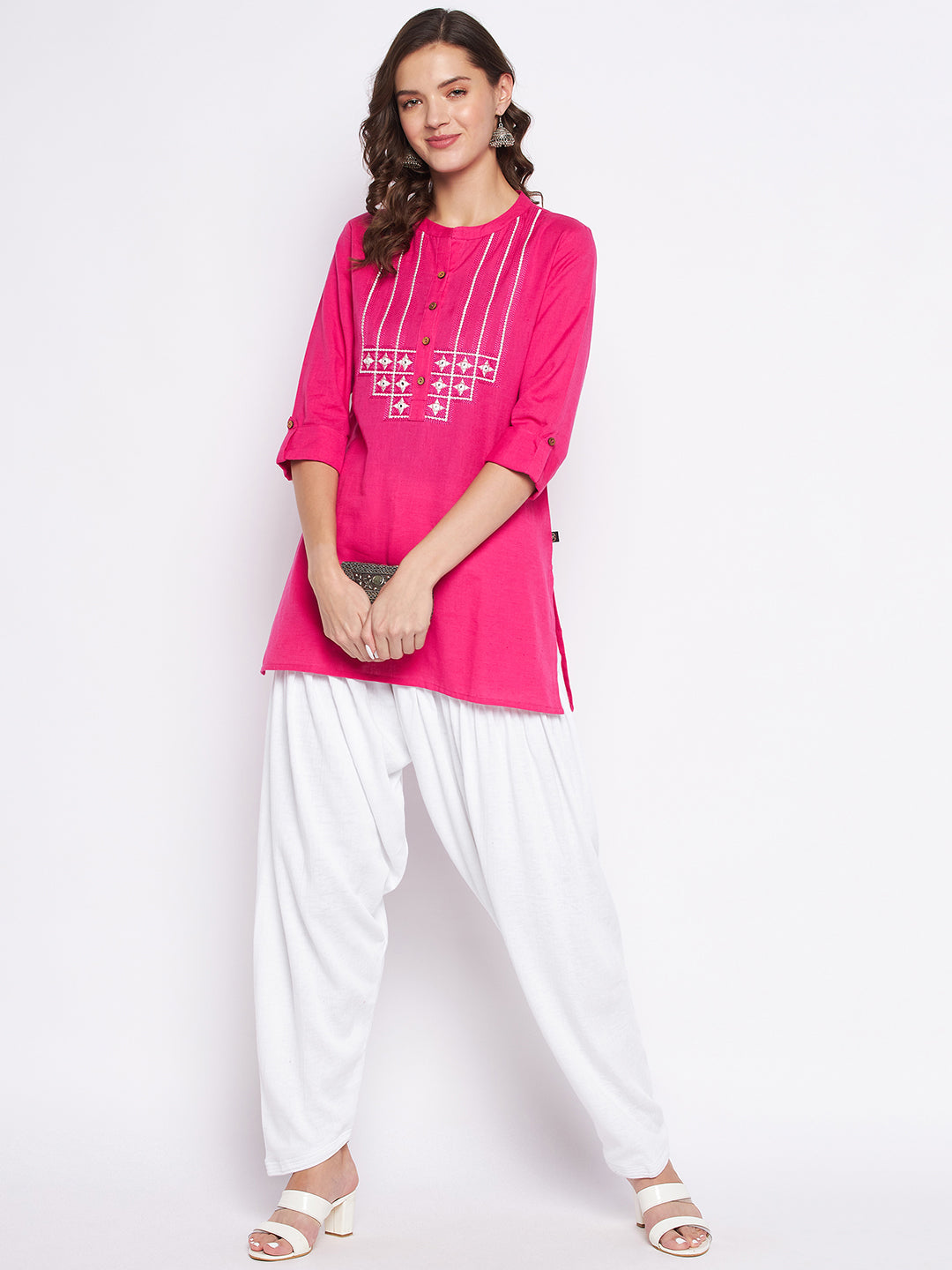 White solid woolen salwar with a comfortable fit.