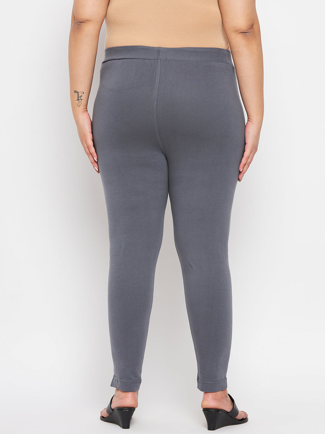 Grey solid ankle length leggings with elasticated waistband, regular fit.